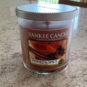 Yankee Candle Honey & Spice - Warm Brown